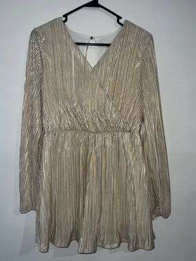 Jolt Metallic Cream Pleated Wrap-Style Long Sleeve Romper Size Small
